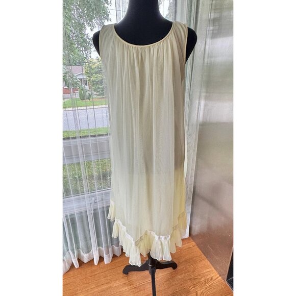 Vintage 1960s babydoll, yellow sheer negligee, sleeveless nightgown - Picture 4 of 7